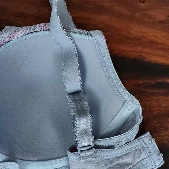 Wacoal Bra.Elegant Lace Trim Bra in Gray and Pink - Picture 3 of 4